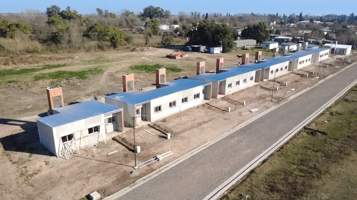 En Carlos Pellegrini, el gobierno de Pullaro finaliza 12 viviendas y este viernes será el sorteo - imagen de origen