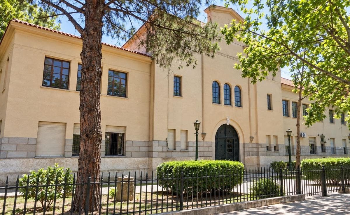 Demoraron a un docente por una denuncia de acoso de tres adolescentes - imagen de origen