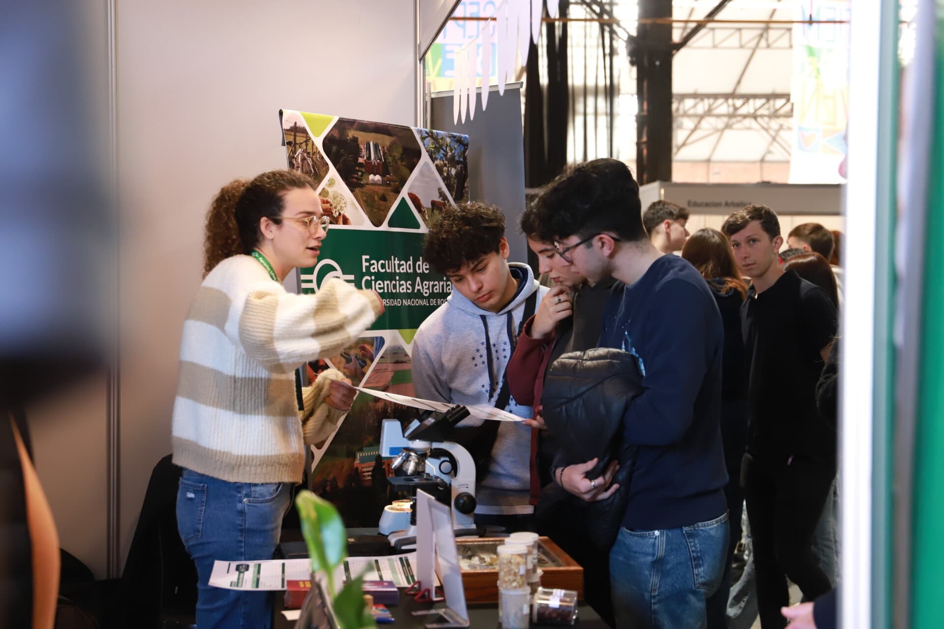 Miles de jóvenes visitan la Expo Carreras de la UNR en Rosario - imagen de origen