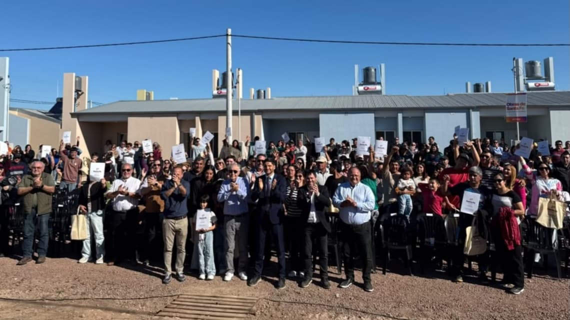 Pullaro entregó 55 viviendas a familias del departamento 9 de Julio - imagen de origen