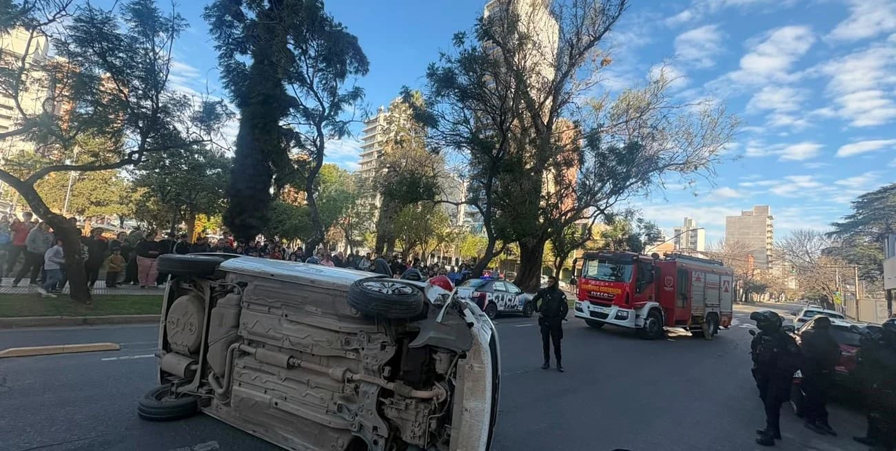 Fuerte choque seguido de vuelco frente a la Plaza Constituyentes - imagen de origen
