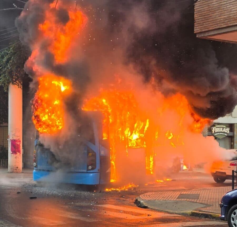 Impactante: un colectivo de la línea K se prendió fuego en pleno centro de Rosario - imagen de origen