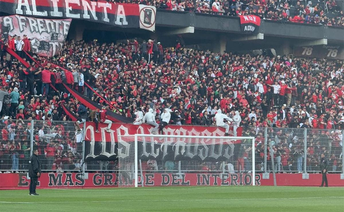 Banderazo en el Coloso: hinchada y plantel de Newell's, ilusionados ante el clásico - imagen de origen