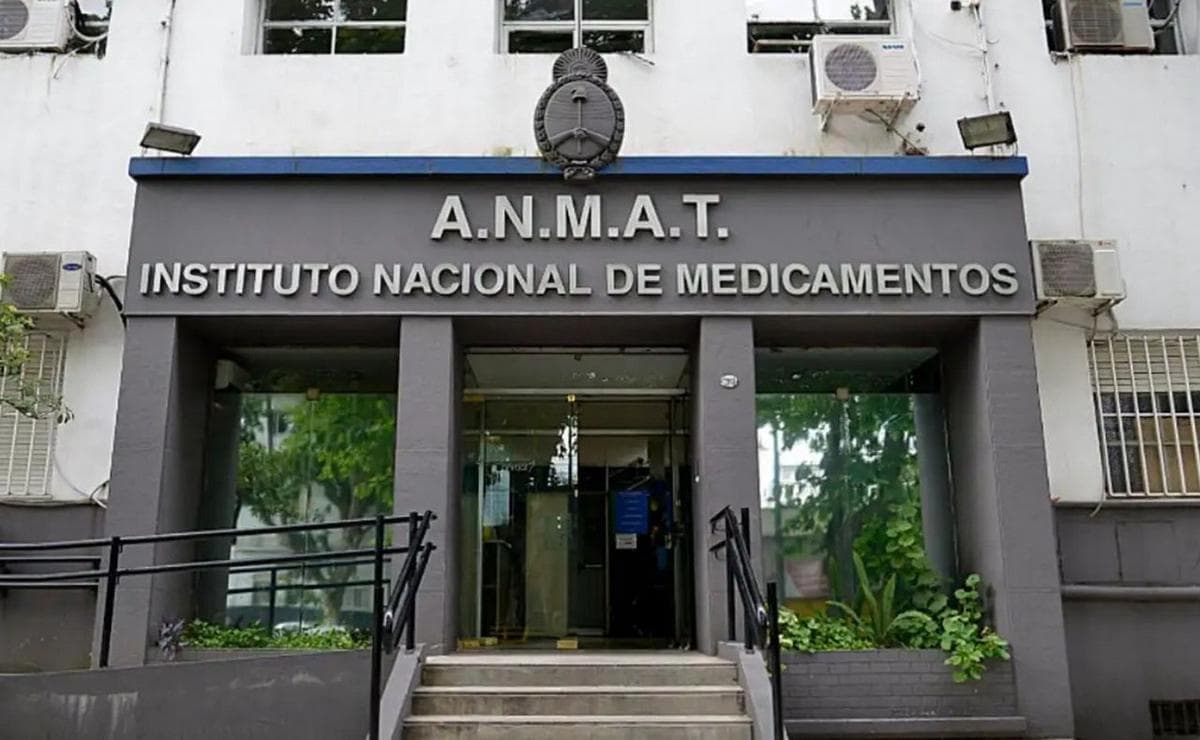 ANMAT dio de baja a una droguería por un certificado apócrifo en licitaciones de Santa Fe - imagen de origen