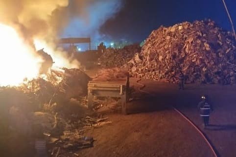 Cuatro dotaciones combatieron un incendio en una chatarrería - imagen de origen