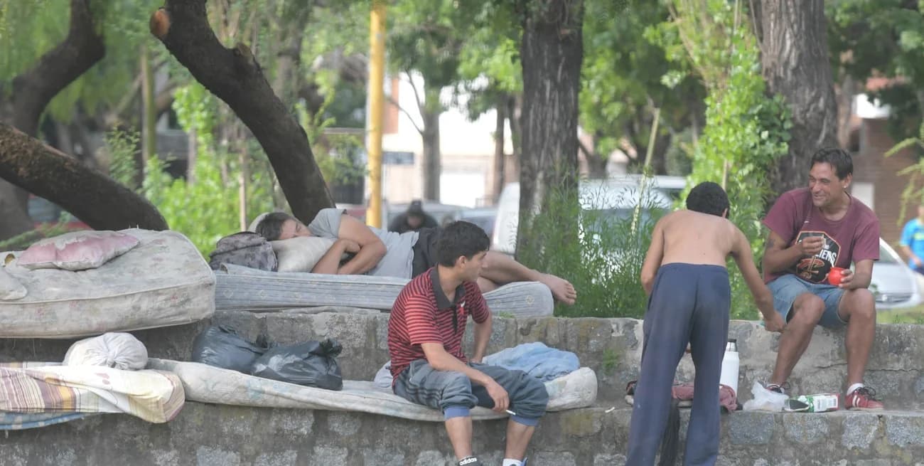 B° Candioti Sur: una mañana entre colchones, orina y miedo, donde el problema de vivir en la calle vuelve a aparecer - imagen de origen