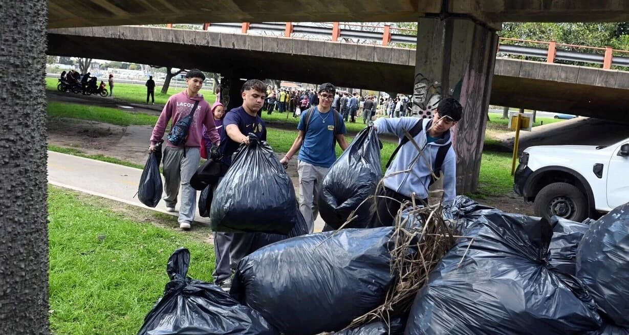 Dos toneladas de basura y más de 100 voluntarios en la jornada de limpieza en el Bajo Oroño - imagen de origen