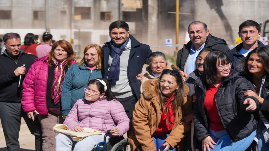 Pullaro supervisó la demolición de los últimos monoblocks con riesgo de derrumbe en barrio Acería y entregó 74 nuevas viviendas - imagen de origen