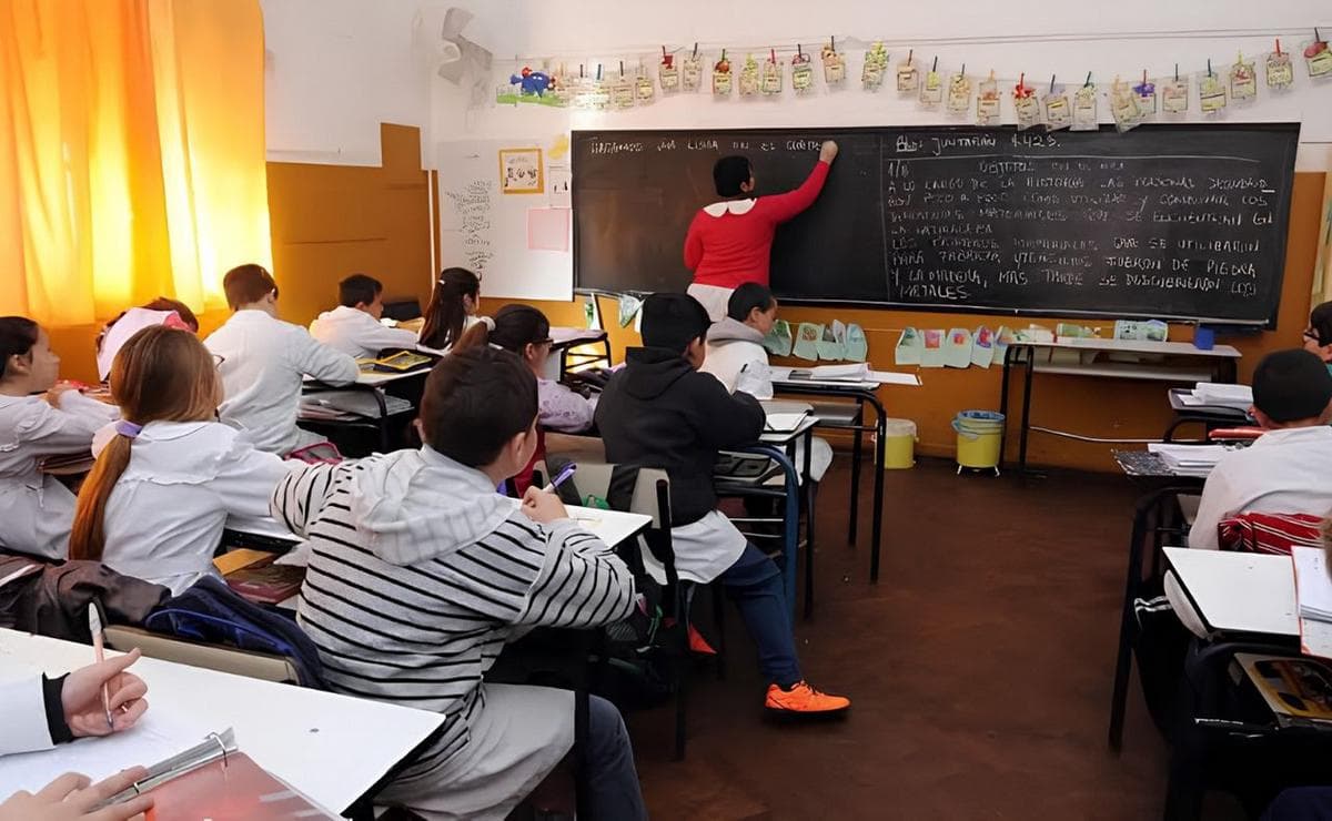 Aumentan cuotas y crece morosidad en escuelas de Rosario: "Educamos, no vendemos" - imagen de origen