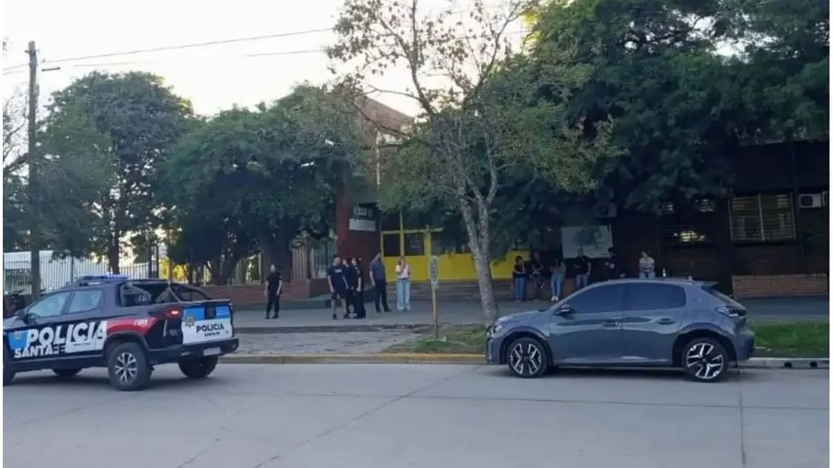 Pánico y saltos desde el primer piso de la escuela de San Cristóbal: confirman que una alumna se quebró la clavícula y fue trasladada Rafaela - imagen de origen