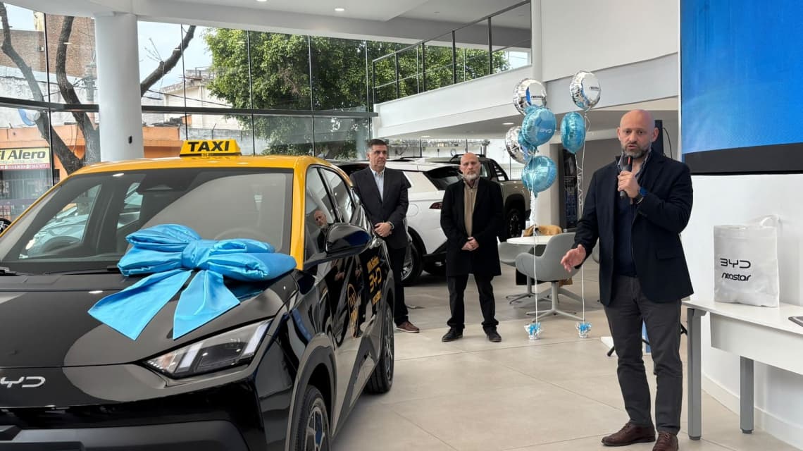Con financiamiento provincial, se incorporó el primer taxi eléctrico de Rosario - imagen de origen