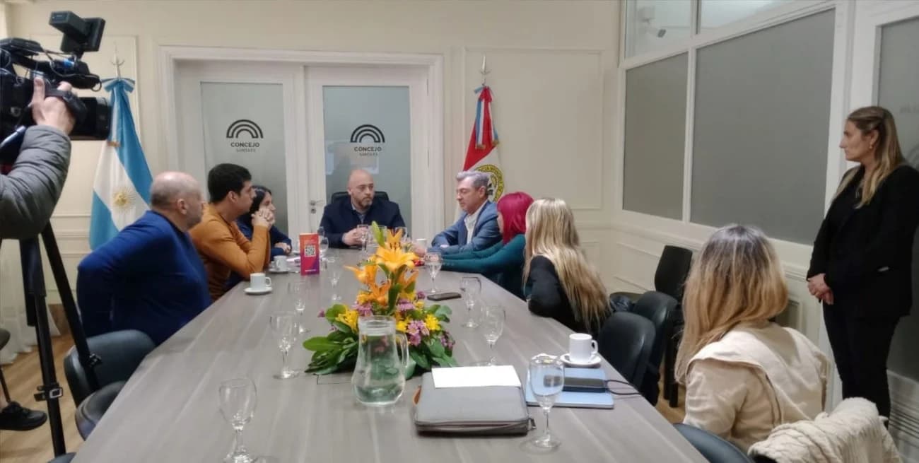 Reconocieron a Fernando Ferrara antes de la final de Las Leonas - imagen de origen