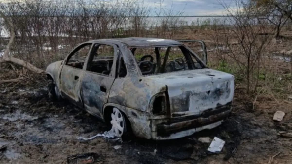 Conmoción en Villa Gobernador Gálvez: hallaron a dos personas muertas en un auto quemado - imagen de origen