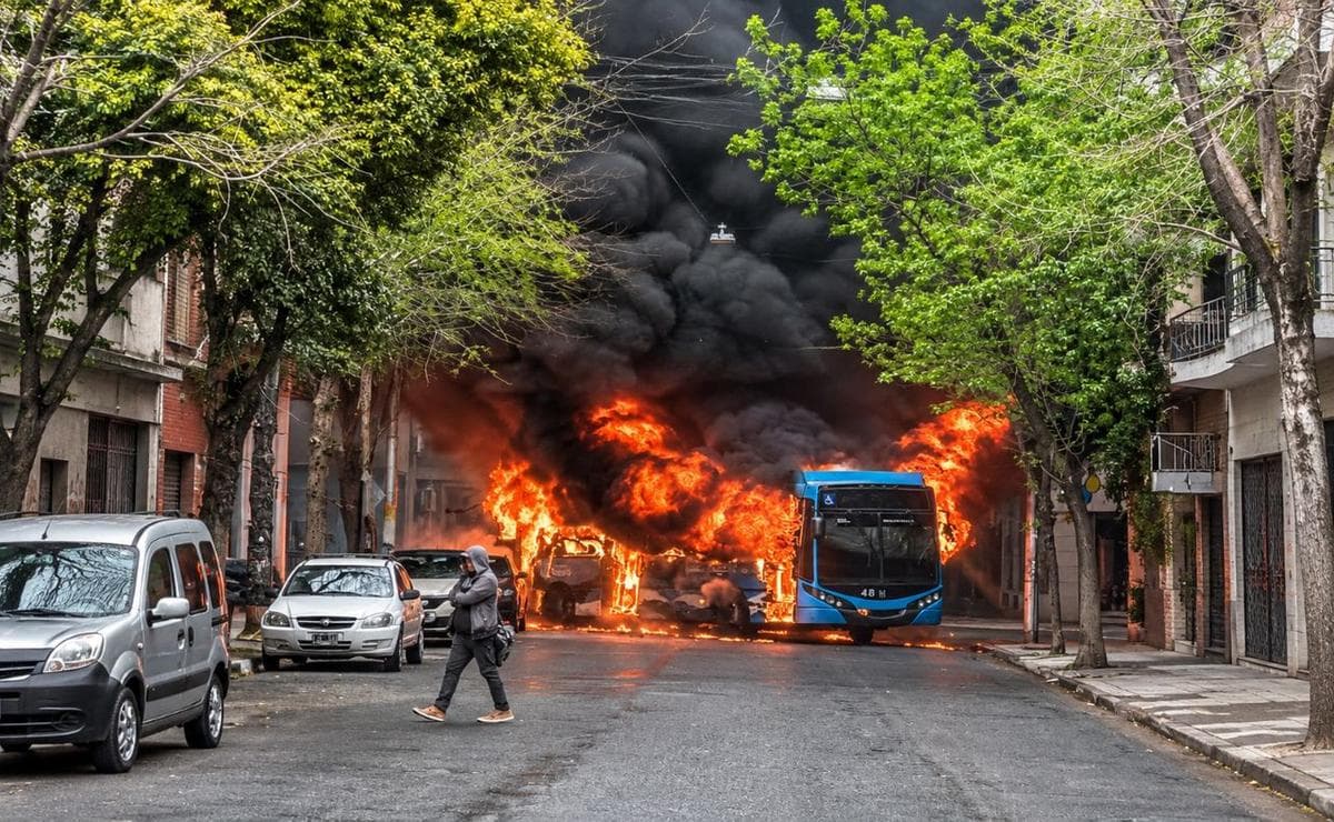 Un colectivo de la línea K se incendió en pleno centro de Rosario y quedó destruido - imagen de origen