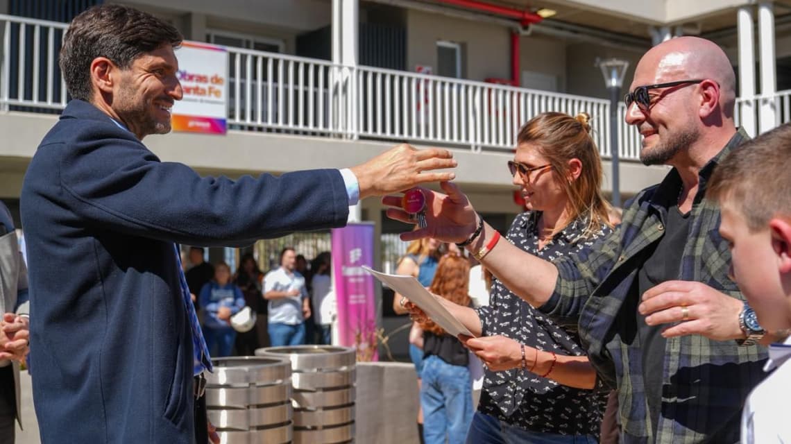 Pullaro entregó 54 viviendas en Villa Setúbal y destacó el impacto de la obra pública en el empleo - imagen de origen