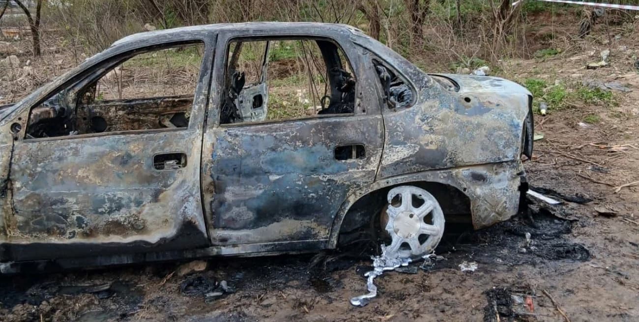 Villa Gobernador Gálvez: hallaron dos cuerpos dentro de un auto incendiado - imagen de origen