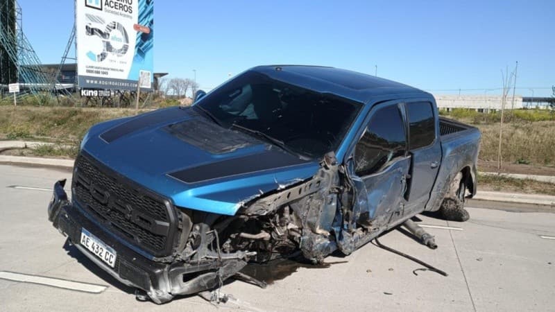 La camioneta que chocó esta mañana en Jorge Newbery era de Gastón Ávila, el jugador de Central - imagen de origen