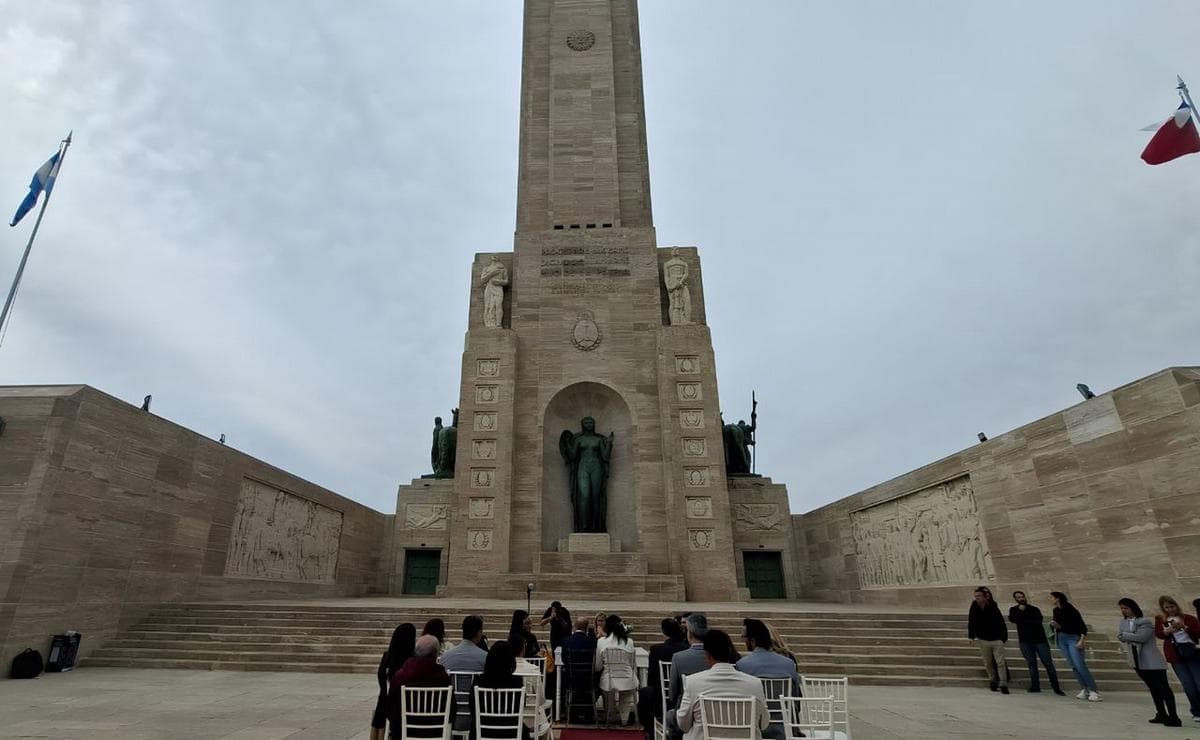 Eligieron el Monumento a la Bandera para celebrar su casamiento: "Es maravilloso" - imagen de origen