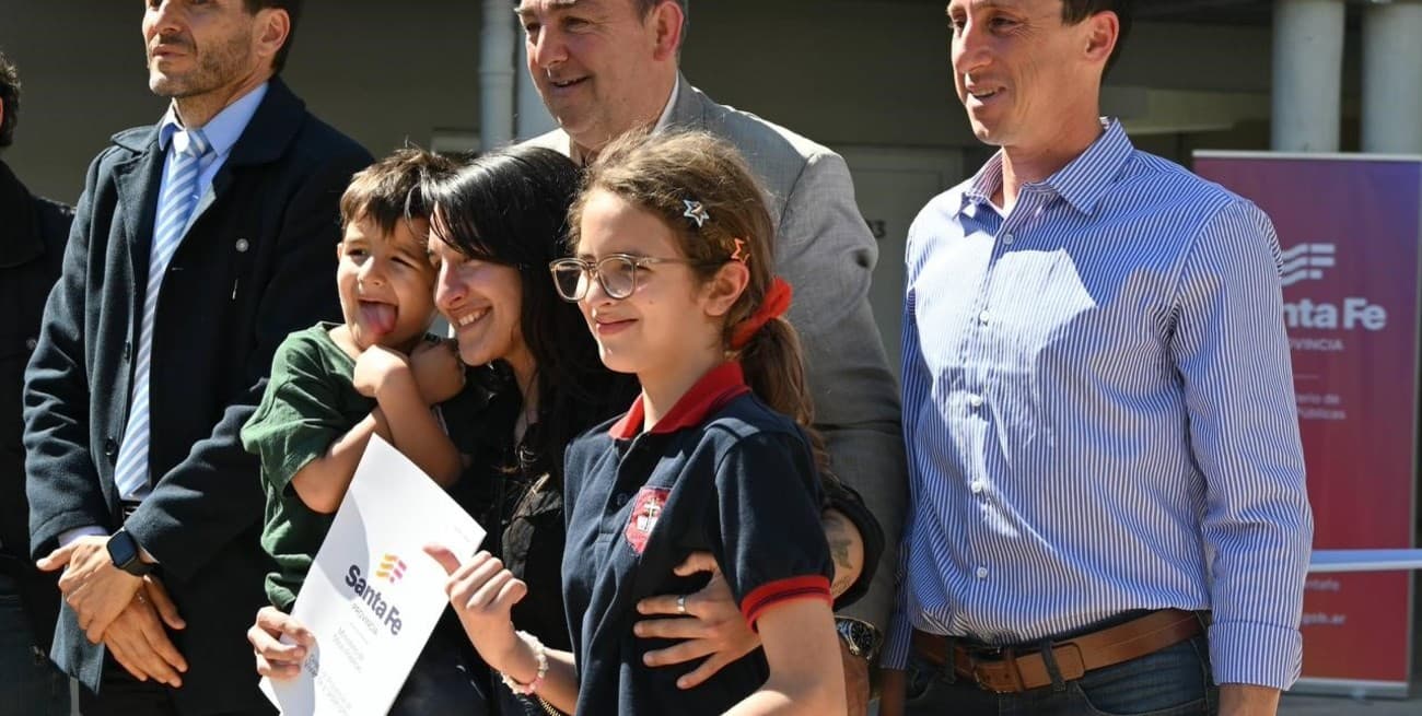 Villa Setúbal: entre aplausos y emoción, 54 familias recibieron las llaves de sus viviendas - imagen de origen